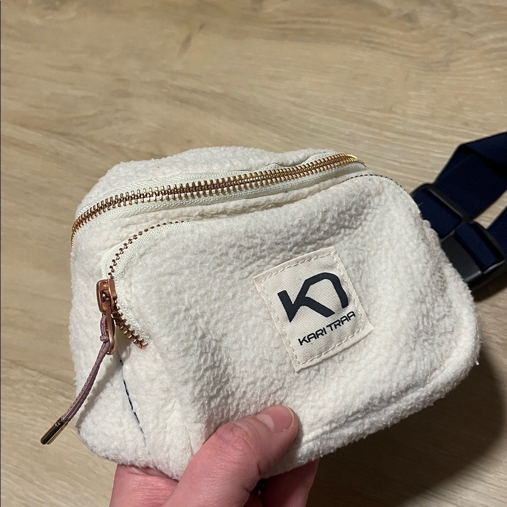 Kari Traa Fanny Pack Sherpa White Fleece Waist Bag with Navy Strap - Picture 3 of 6
